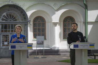 Президент Еврокомиссии Урсула фон дер Ляйен и президент Украины Владимир Зеленский во время пресс-конференции в Киеве 9 мая 2023 года, Украина