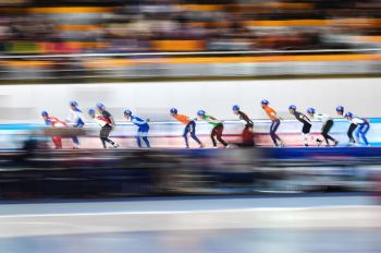 Спортсмены на дистанции масс-старта среди мужчин на чемпионате Европы по конькобежному спорту 