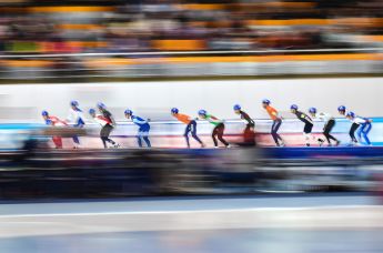 Спортсмены на дистанции масс-старта среди мужчин на чемпионате Европы по конькобежному спорту 
