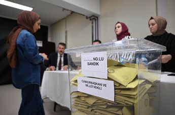 Урна для бюллетеней на избирательном участке во время голосования на всеобщих выборах в Стамбуле, 14 мая 2023