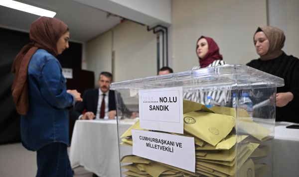 Урна для бюллетеней на избирательном участке во время голосования на всеобщих выборах в Стамбуле, 14 мая 2023