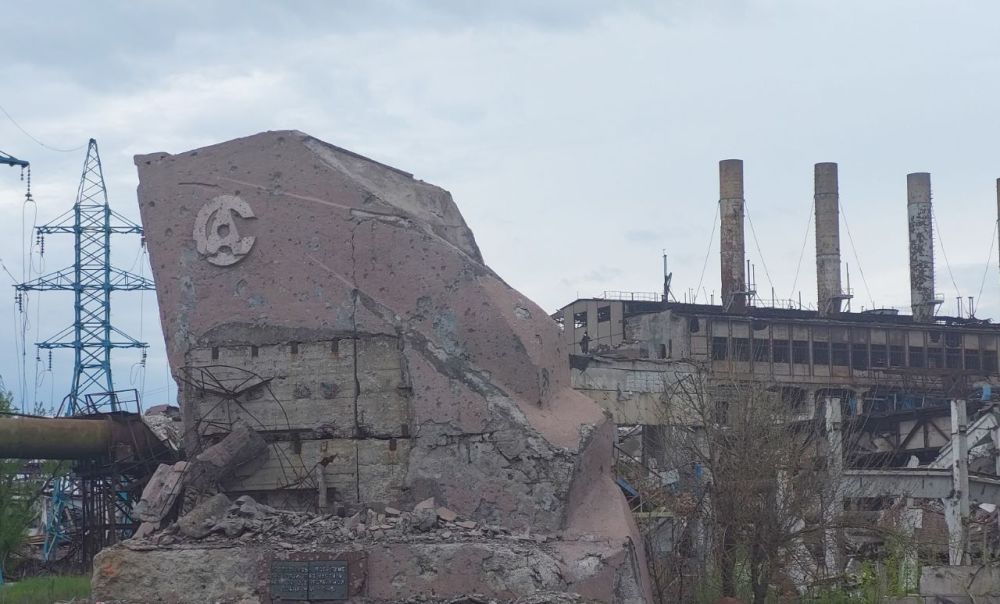 Разрушенный памятник работникам Азовстали в Мариуполе