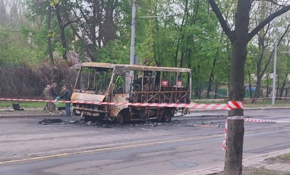 Обстрелянный ВСУ автобус, в котором заживо сгорели семеро человек