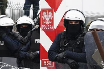 Сотрудники польских правоохранительных органов у пункта пропуска "Кузница" – "Брузги" на польско-белорусской границе