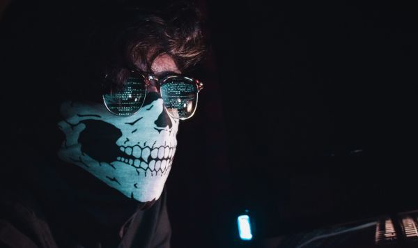 Мужчина в маске и очках Мужчина в маске и очках