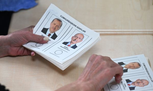 Сотрудник избирательной комиссии на одном из избирательных участков в Анкаре подсчитывает голоса по итогам второго тура президентских выборов в Турции, 28 мая 2023