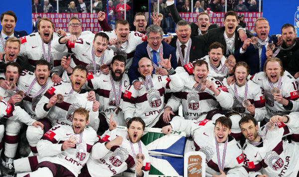 Сборная Латвии по хоккею после церемонии награждения на чемпионате мира по хоккею в Тампере, Финляндия, 28 мая 2023 года