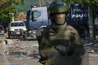 Полиция и солдаты KFOR возле муниципального здания в городе Звечан на севере Косово, 30 мая 2023