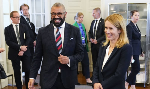 Премьер-министр Эстонии Кая Каллас (справа) и глава МИД Великобритании Джеймс Клеверли улыбаются во время встречи в Таллинне, Эстония, 30 мая 2023 года