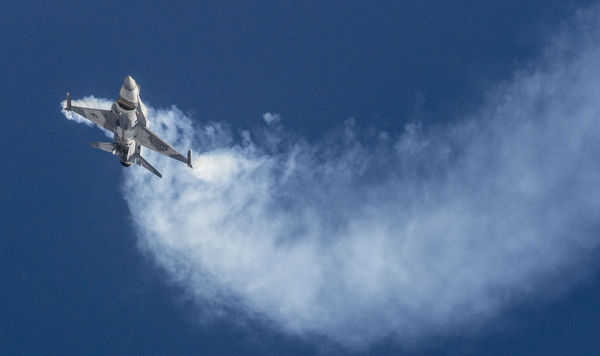 Истребитель F-16 ВВС ОАЭ на международной авиационно-космической выставке "Dubai Airshow-2015"
