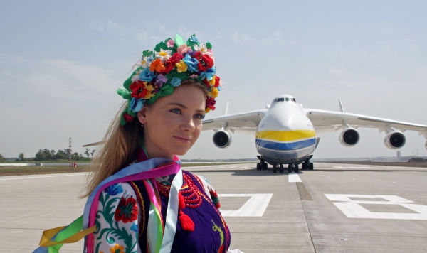 Самолет Ан-225 "Мрия" на новой взлетно-посадочной полосе международного аэропорта "Донецк"