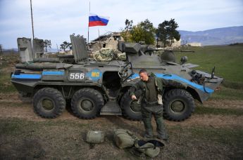 Российский военнослужащий подразделения гуманитарного разминирования у БТР-80 в Нагорном Карабахе