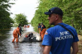 Сотрудники МЧС работают в населенном пункте Корсунка, затопленном в результате разрушения Каховской ГЭС
