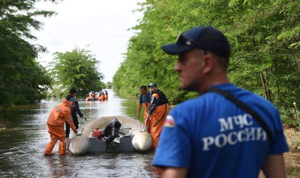 Сотрудники МЧС работают в населенном пункте Корсунка, затопленном в результате разрушения Каховской ГЭС