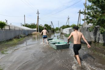 Местные жители в населенном пункте Корсунка, затопленном в результате разрушения Каховской ГЭС