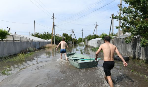 Местные жители в населенном пункте Корсунка, затопленном в результате разрушения Каховской ГЭС