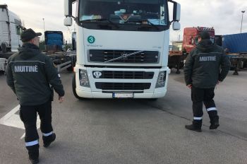 Сотрудники таможни Литвы
