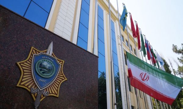 Церемония поднятия флага нового государства-члена ШОС - Исламской Республики Иран - в штаб-квартире Исполнительного комитета Региональной антитеррористической структуры Шанхайской организации сотрудничества (РАТС ШОС) в Ташкенте