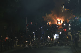 Демонстранты устанавливают баррикады в третью ночь протестов, Нантер, Франция, 29 июня 2023
