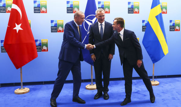 Президент Турции Реджеп Тайип Эрдоган (слева) и премьер-министр Швеции Ульф Кристерссон (справа) во время встречи с Генеральным секретарем НАТО Йенсом Столтенбергом перед саммитом НАТО в Вильнюсе, Литва, 10 июля 2023