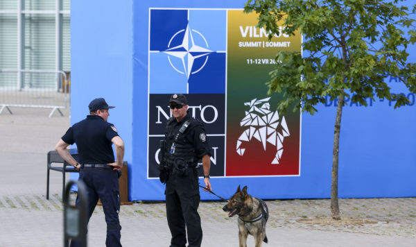 Сотрудники службы безопасности у места проведения саммита НАТО в Вильнюсе, Литва, 10 июля 2023