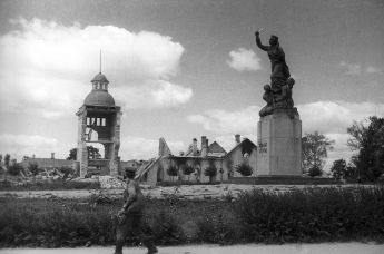 Освобождение Литвы от немецко-фашистских захватчиков. Город Рокишкис после боев.