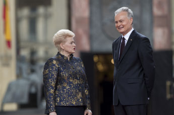 Президент Литвы Гитанас Науседа и бывший президент Литвы Даля Грибаускайте на церемонии инаугурации в Вильнюсе, 12 июля 2019 года