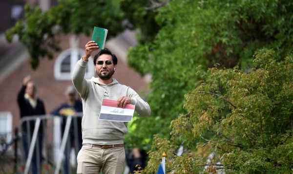 Салван Момика держит Коран во время акции протеста у посольства Ирака в Стокгольме, Швеция, 20 июля 2023 года