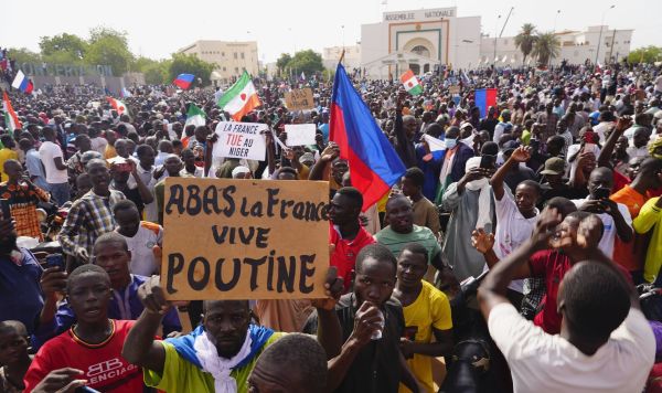 Нигерийцы участвуют в марше, организованном сторонниками лидера переворота генерала Абдурахмана Чиани в Ниамее, Надпись гласит: "Долой Францию, да здравствует Путин", 30 июля 2023