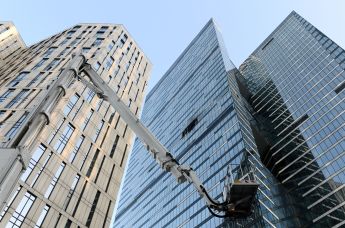 Повреждения и разбитые стекла в башне "IQ-квартал" делового центра "Москва-сити" в результате атаки украинских беспилотников, 1 августа 2023