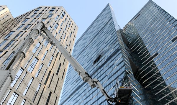 Повреждения и разбитые стекла в башне "IQ-квартал" делового центра "Москва-сити" в результате атаки украинских беспилотников, 1 августа 2023