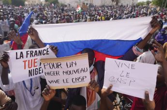 Нигерийцы участвуют в марше, организованном сторонниками лидера переворота генерала Абдурахмана Чиани в Ниамее, Надпись гласит: "Франция убивает Нигер" и "За новый длинную жизнь Нигера", 30 июля 2023