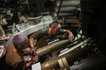 Украинские военнослужащие работают внутри польской 155-мм самоходной гусеничной артиллерийской установки Krab