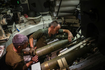 Украинские военнослужащие работают внутри польской 155-мм самоходной гусеничной артиллерийской установки Krab