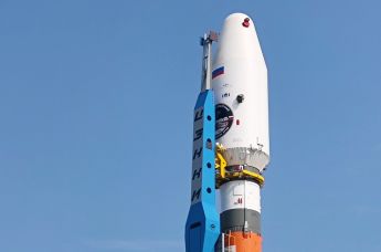 Ракету "Союз-2.1б" с автоматической станцией "Луна-25" установили на стартовый комплекс космодрома Восточный