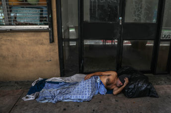 Бездомный на улице в Майами, Флорида, США