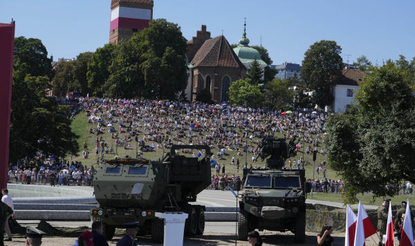 Люди во время военного парада в Варшаве, Польша, 15 августа 2023