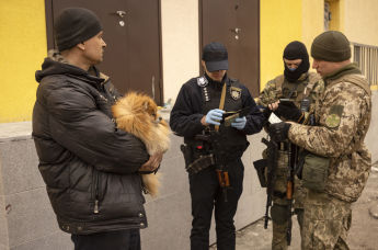 Украинские военнослужащие проверяют удостоверение личности мужчины, Киев