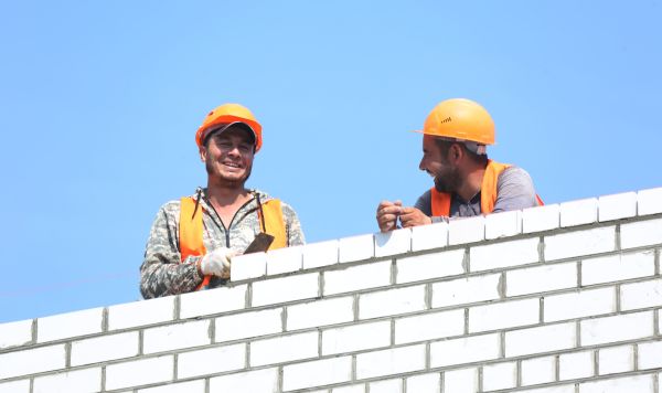 Рабочие на строительстве нового здания в Мариуполе