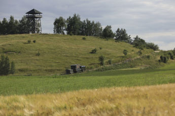 Военный грузовик поднимается на холм в Бараново близ Сувалкского коридора, Польша, 7 июля 2022 года