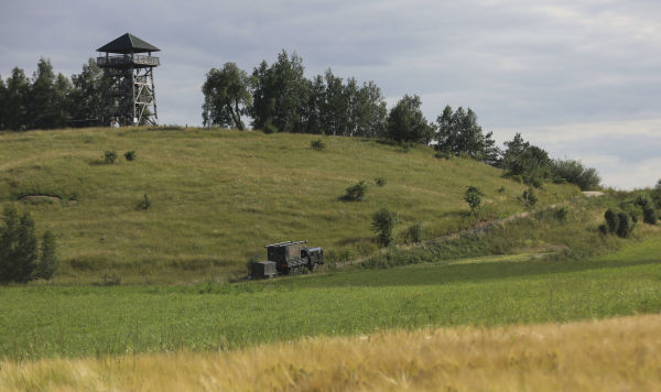 Военный грузовик поднимается на холм в Бараново близ Сувалкского коридора, Польша, 7 июля 2022 года