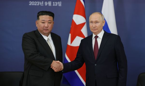 Президент РФ Владимир Путин посетил космодром Восточный и встретился с лидером КНДР Ким Чен Ыном
