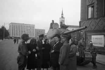Жители беседуют с советскими танкистами, освободившими Таллин, 22 сентября 1944 года
