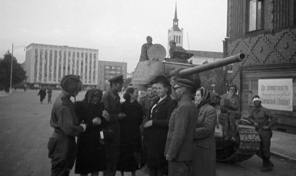 Жители беседуют с советскими танкистами, освободившими Таллин, 22 сентября 1944 года