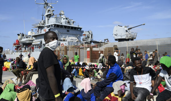 Мигранты из Туниса на острове Лампедуза, Италия