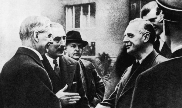 Премьер-министр Великобритании Невилл Чемберлен прибыл в Мюнхен для подписания соглашение 1938 года о разделе Чехословакии