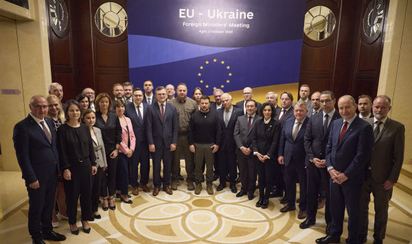 Президент Украины Владимир Зеленский позирует для фото с главами МИД стран ЕС на встрече в Киеве, 2 октября 2023