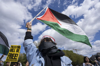 Активист, поддерживающий Палестину, участвует в акции протеста рядом с Белым домом в Вашингтоне, США, 8 октября 2023