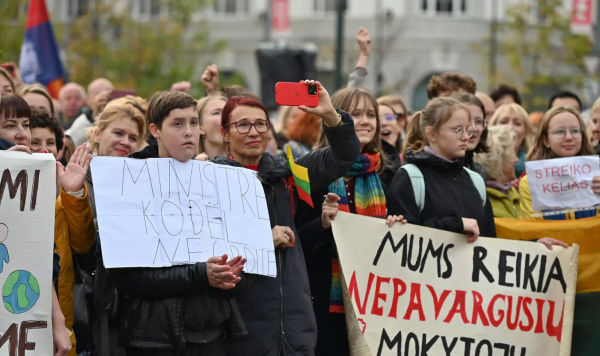 Митинг преподавателей перед зданием правительства, на площади Винцаса Кудирки, Вильнюс, Литва, 12 октября 2023