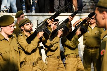 Оружейный салют на похоронах израильских военных, погибших в результате нападения боевиков радикального палестинского движения ХАМАС на приграничные районы Израиля